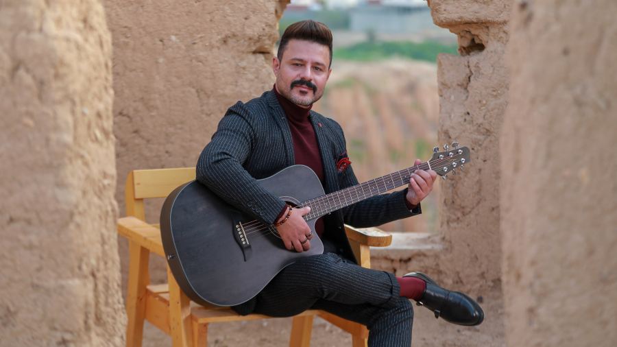 الفنان الفلسطيني عمار حسن يغني سميح القاسم في 